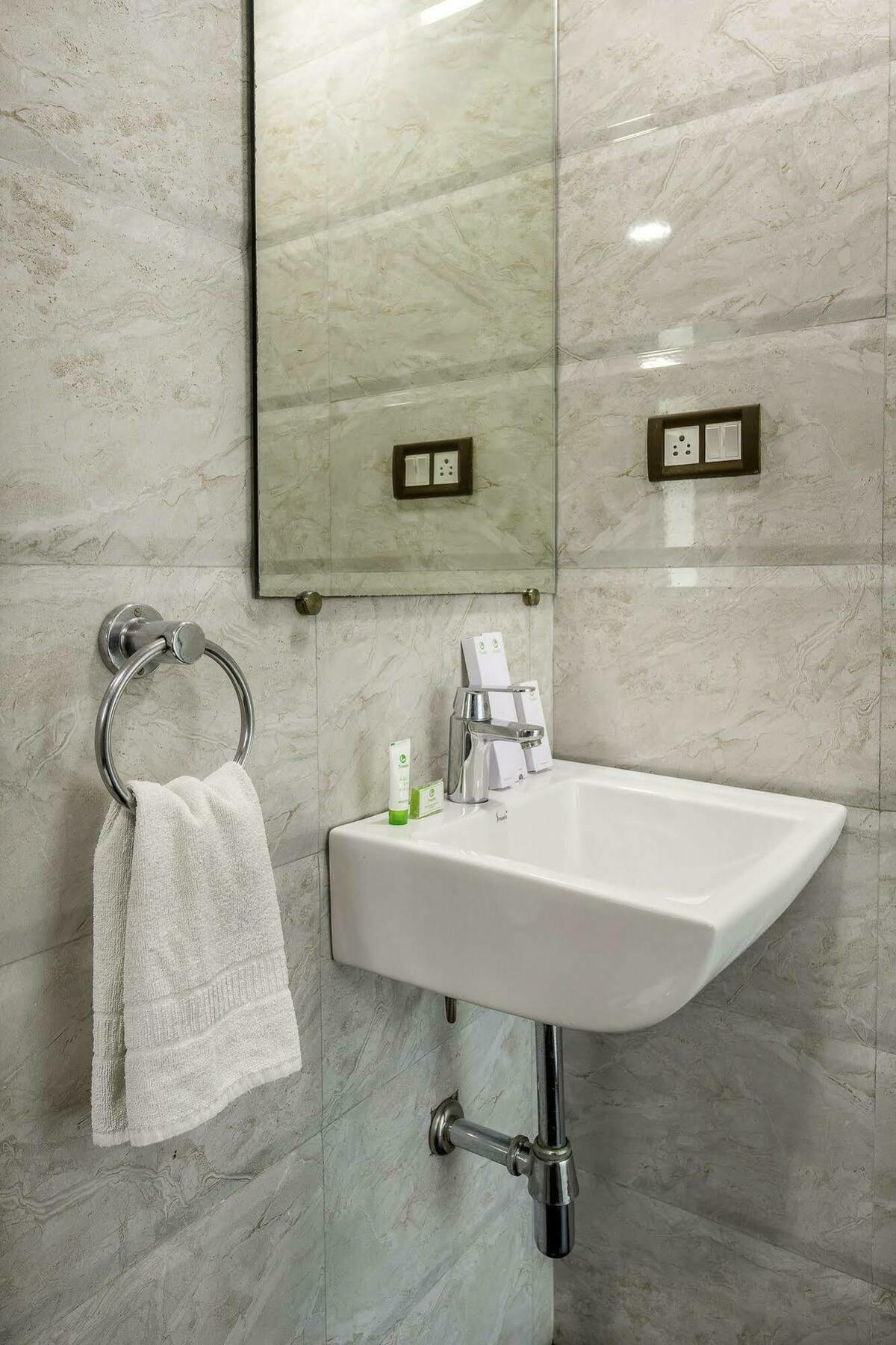 Oyo 16703 Hotel The Platinum Kolkata Luaran gambar