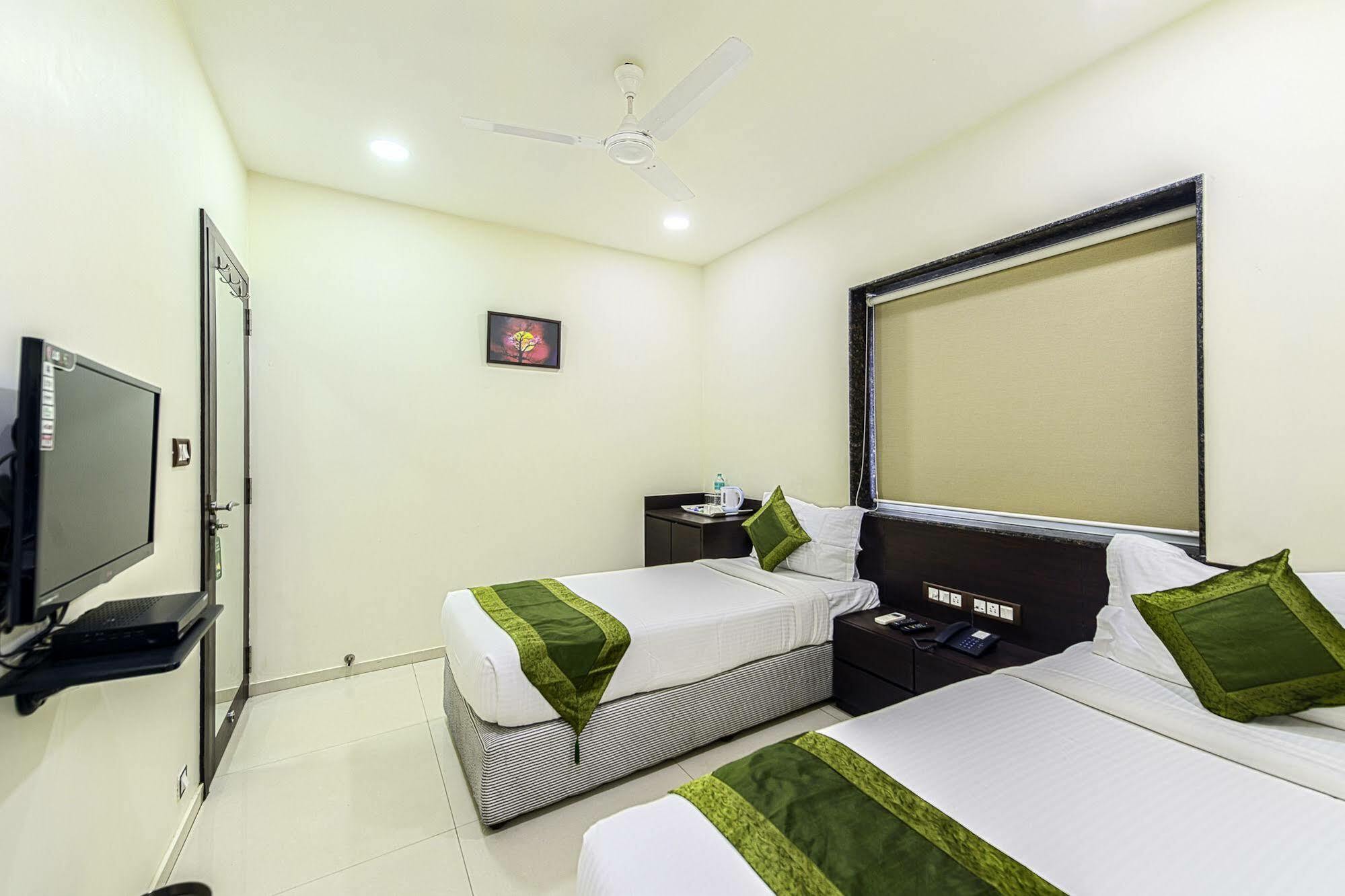 Oyo 16703 Hotel The Platinum Kolkata Luaran gambar